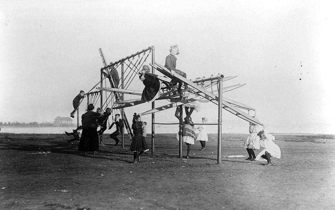 Los basureros se convirtieron en un campo de juegos para niños. Boston, 1909